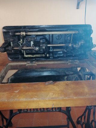 Máquina de coser Singer antigua con motor