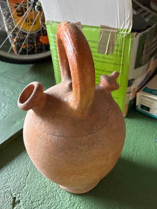 Botijo de barro tradicional