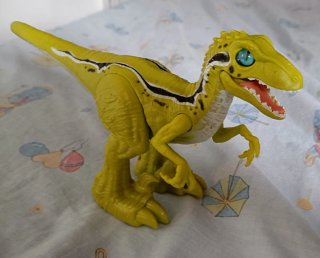 Divertido velociraptor eléctrico
