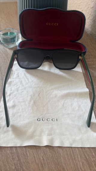 Gafas de sol Gucci negras y verdes