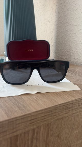 Gafas de sol Gucci negras y verdes