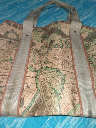 Borsa con stampa mappa del mondo