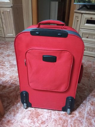Maleta de viaje roja y gris. Precio negociable.