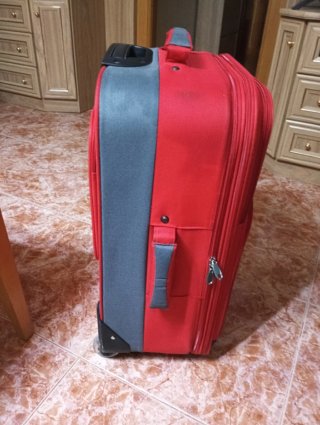 Maleta de viaje roja y gris. Precio negociable.