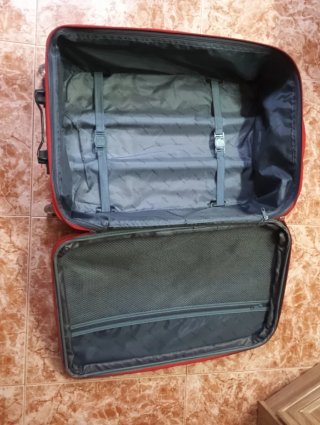 Maleta de viaje roja y gris. Precio negociable.