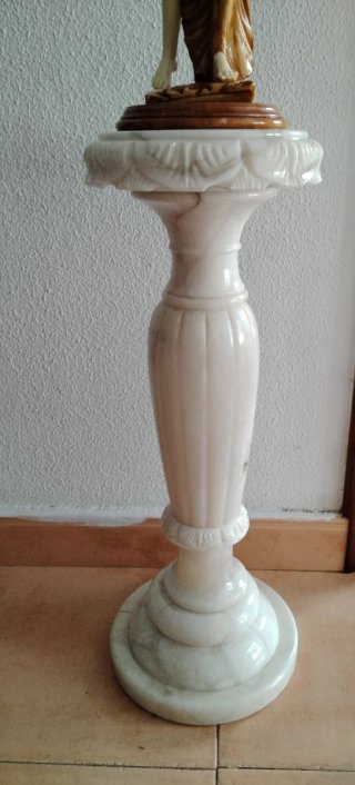 Pie de mármol y Figura de Resia
