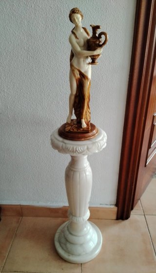 Pie de mármol y Figura de Resia