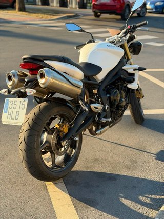 Triumph Street Triple 675.  “24.000km” Limitada A2