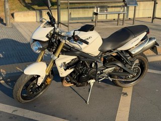 Triumph Street Triple 675.  “24.000km” Limitada A2
