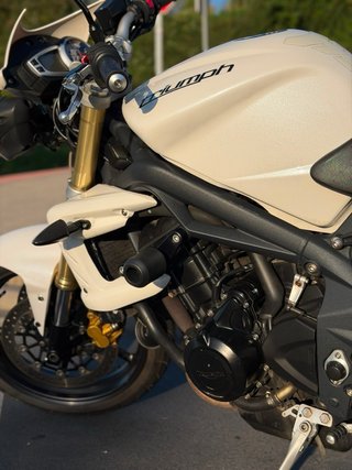 Triumph Street Triple 675.  “24.000km” Limitada A2