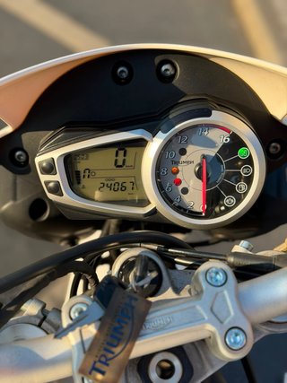 Triumph Street Triple 675.  “24.000km” Limitada A2