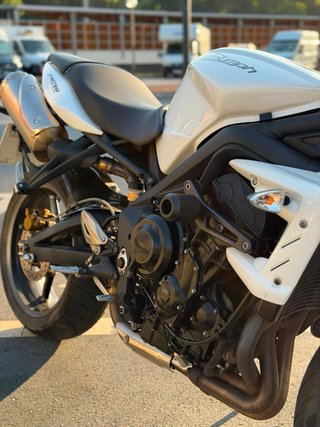 Triumph Street Triple 675.  “24.000km” Limitada A2