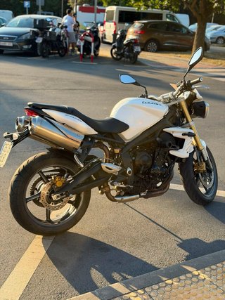 Triumph Street Triple 675.  “24.000km” Limitada A2