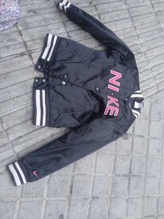 Chaqueta Nike Negra con Logo Rosa
