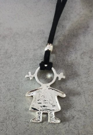 Collar silueta niña negro y bañada en plata