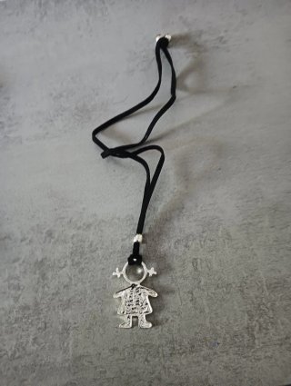 Collar silueta niña negro y bañada en plata