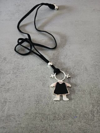 Collar silueta niña negro y bañada en plata