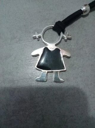 Collar silueta niña negro y bañada en plata