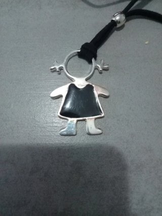 Collar silueta niña negro y bañada en plata