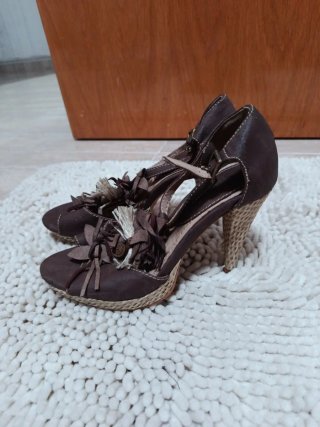 Zapatos de tacón marrones con tiras