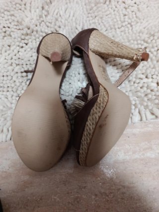 Zapatos de tacón marrones con tiras