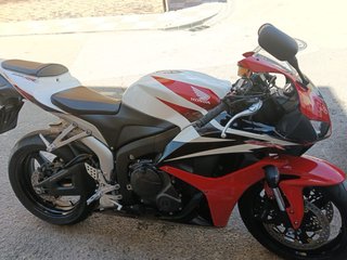Honda CBR 600 RR Roja y Blanca