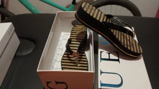 Sandalias Guess Rayas Doradas y Negras