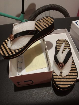 Sandalias Guess Rayas Doradas y Negras