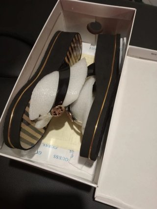 Sandalias Guess Rayas Doradas y Negras