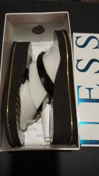 Sandalias Guess Rayas Doradas y Negras