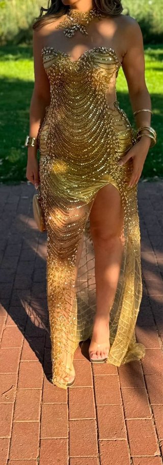 Vestido largo dorado pedrería