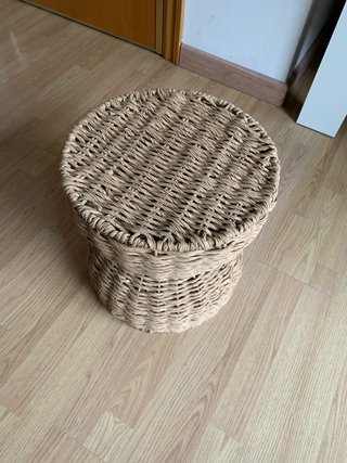 Taburete de diseño en mimbre y madera