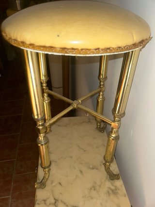 Taburete de metal dorado y asiento beige