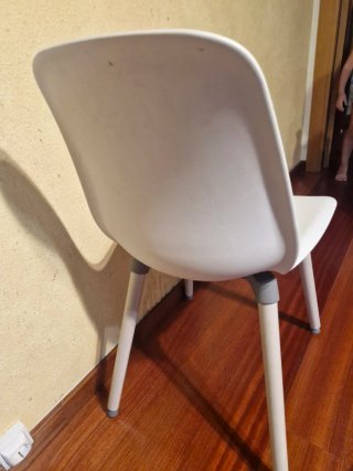 5 Sillas nórdicas blancas con cojines