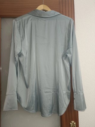 Blusa satén gris plata