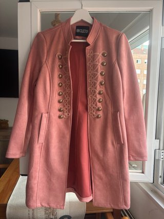 Chaqueta rosa con botones dorados