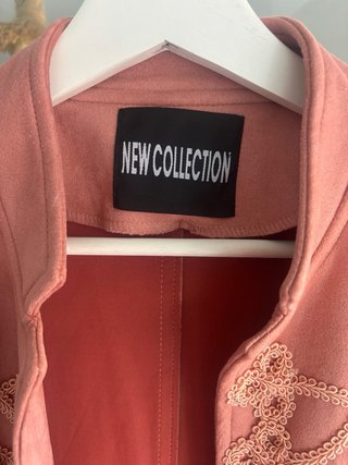Chaqueta rosa con botones dorados