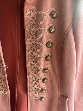 Chaqueta rosa con botones dorados