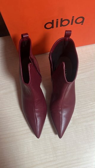Botines de tacón rojos