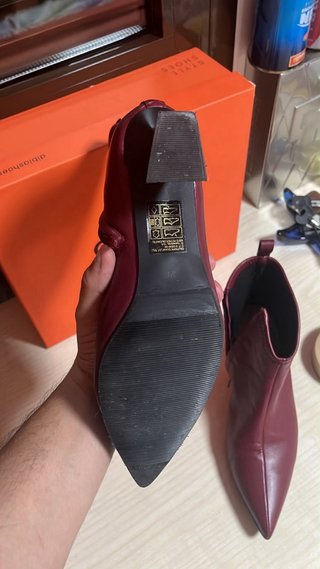 Botines de tacón rojos