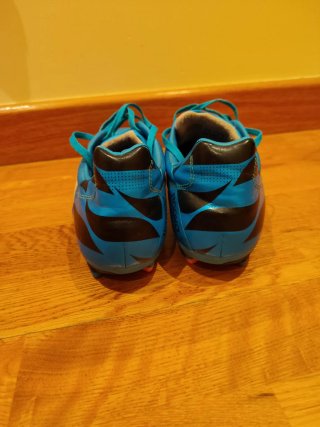 Botas de fútbol Adidas azules y blancas