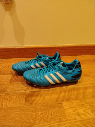 Botas de fútbol Adidas azules y blancas
