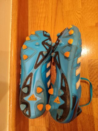 Botas de fútbol Adidas azules y blancas
