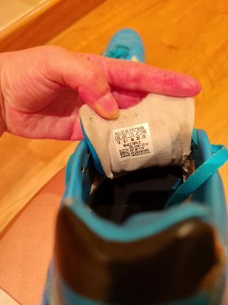 Botas de fútbol Adidas azules y blancas