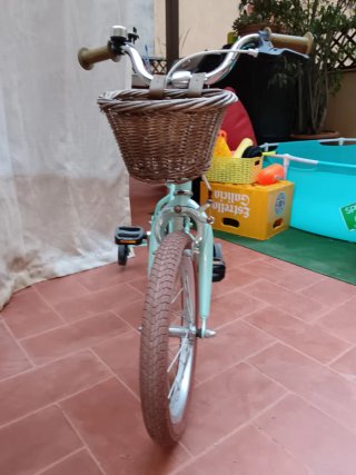 Bicicleta infantil verde con cesta