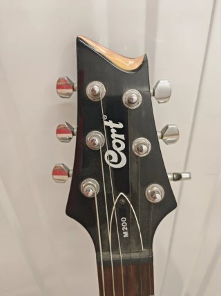 Guitarra Cort M200 + Amplificador Line 6 Spider IV