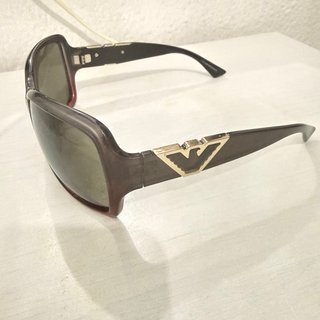 Gafas de sol marrones y rojas