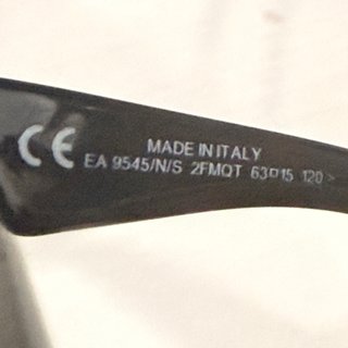 Gafas de sol marrones y rojas
