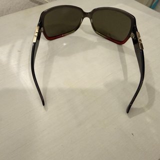 Gafas de sol marrones y rojas