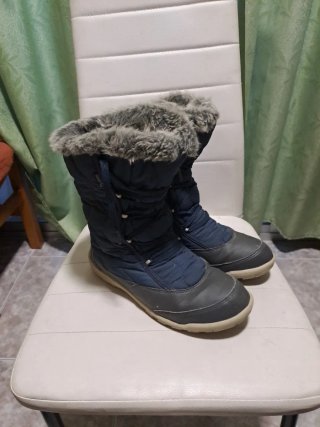 Botas de nieve y montaña de decathlon.